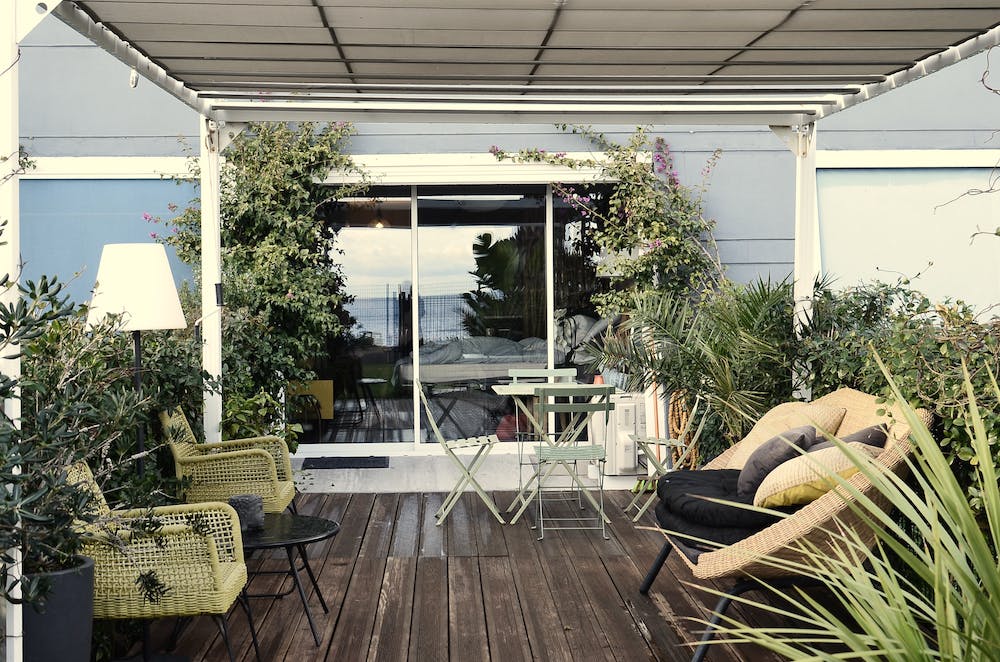 The Dos and Don'ts of Decorating Your Outdoor Lounge Area