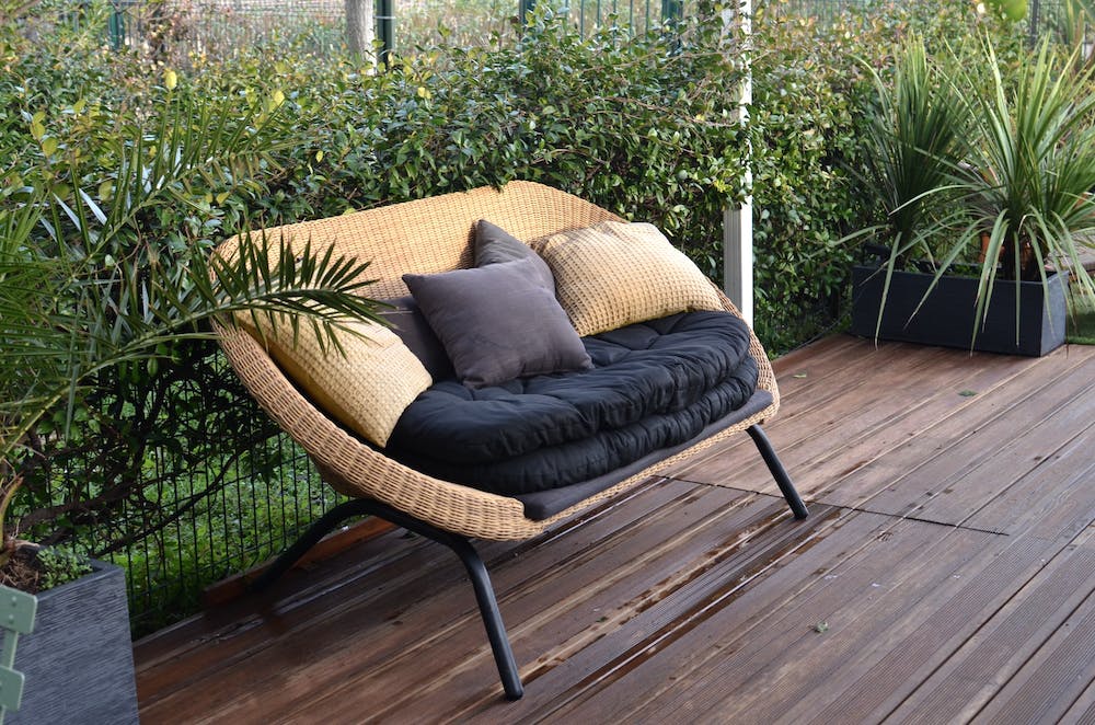 How to Choose the Right Outdoor Chaise Lounge